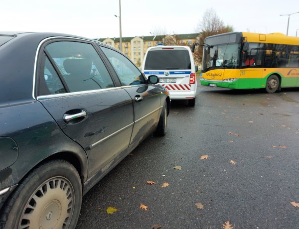 Elhajtott a helyszínről a busszal koccanó sofőr, a rendőrség előállította