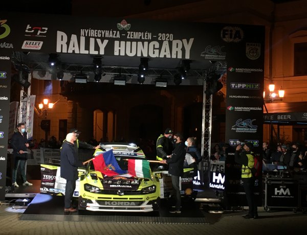 Folyamatosan haladnak át a dobogón a versenyautók! Elstartolt a II. Rally Hungary! 