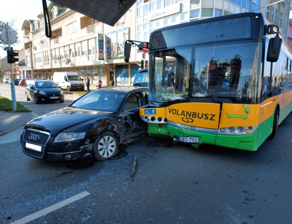Tömegbaleset Nyíregyházán - Busz ütközött személyautóval, 7 sérült