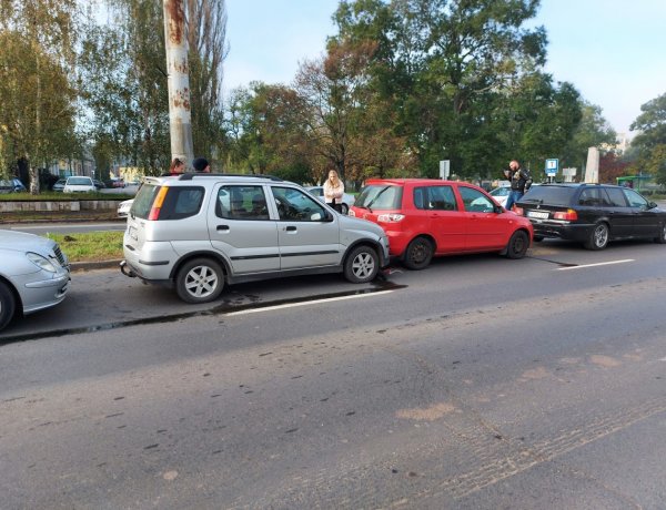 Négyes karambol történt a Pazonyi téren hétfőn délelőtt, a temető előtt