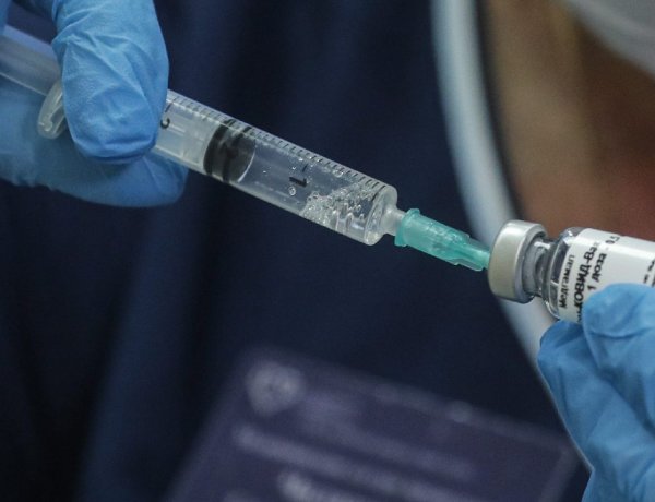 Már Budapesten van az orosz oltóanyag, hamarosan kezdődhetnek az átfogó elemző vizsgálatok
