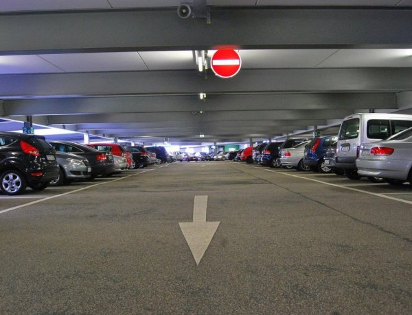 Kormányszóvivő: hétfő estétől ingyenes a parkolóházak éjszakai használata