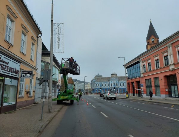A Luther utca is karácsonyi díszbe borul, forgalomkorlátozás mellett végzik a munkákat