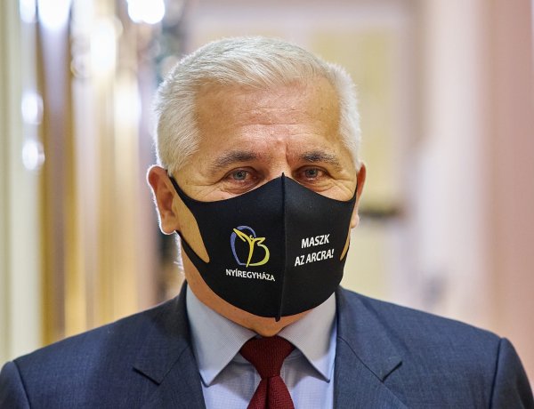 Maszk az arcra, Nyíregyháza! Maszkviselésre buzdít közösségi oldalán a polgármester 