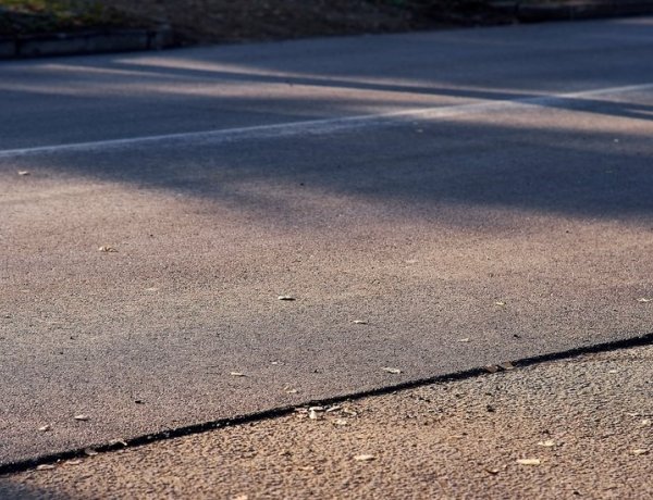 Felújítás a Simonyi Óbester utcán – Útburkolatot javít a NYÍRVV