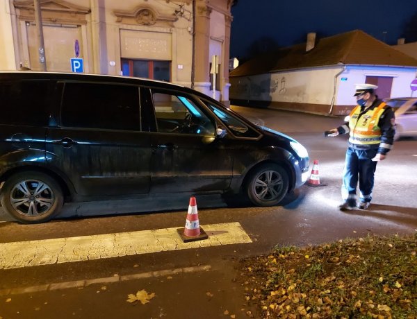 Elgázoltak egy idős hölgyet a Kossuth utcán, kórházba szállították 