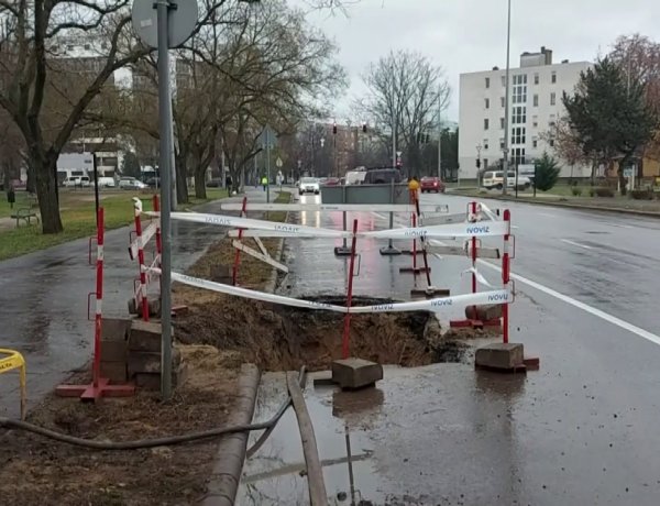 Csőtörés miatt felbontották az útburkolatot a Vasvári Pál utca 68. szám előtt