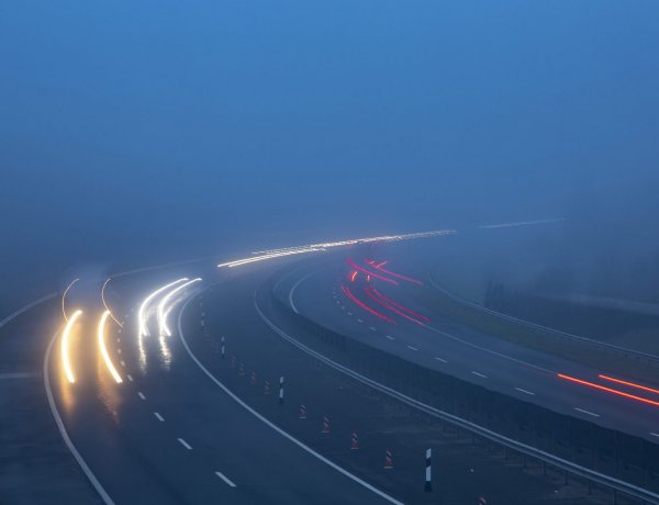 Csúszásveszély és ködfátyol – Megbéníthatja a forgalmat az időjárás