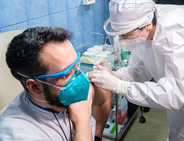 Már 15 ezer magyart oltottak be a koronavírus elleni vakcinával