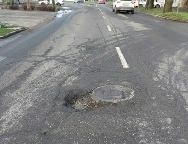 Kátyúzási munkálatokat végez a város több területén a NYÍRVV