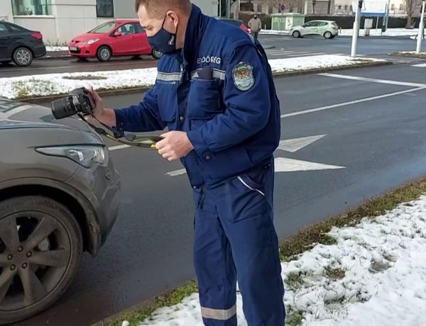 Szabálytalanul váltott sávot egy autós az András utcán, ezzel balesetet okozott