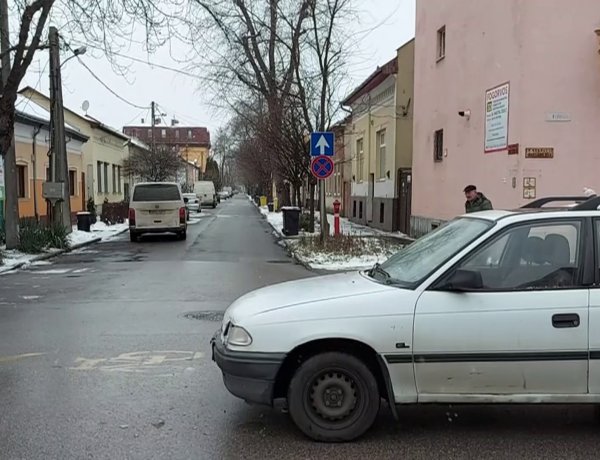Személyautó és kisbusz ütközött az Arany János utca és Deák Ferenc utca kereszteződésében 