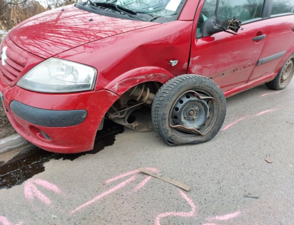 Félfrontálisan ütközött két autó hétfő reggel a Tüzér utcán, egy személy megsérült