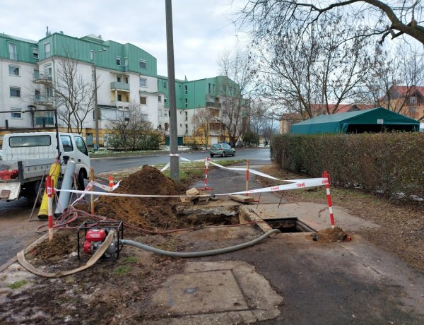 Helyreállítási munkálatokat végez a Nyírtávhő, felbontották a járdaburkolatot
