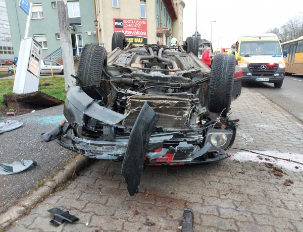 Megsodródott, majd a feje tetejére állt egy autó a Hunyadi utcán
