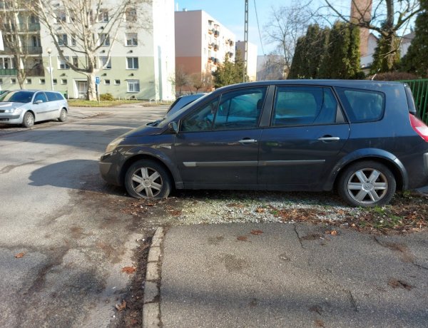 Több helyen is használaton kívüli járművek akadályozzák a forgalmat a városban
