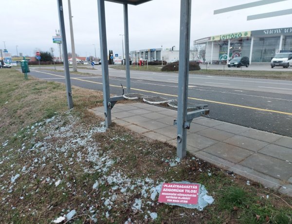 Megrongáltak egy buszmegállót a Kosbor utcán, a rendőrség eljárást indított