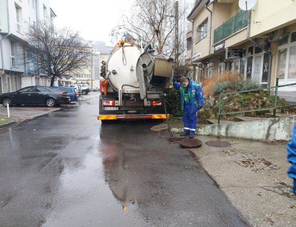 Forgalomkorlátozás mellett duguláselhárítást végeztek a Nyírségvíz szakemberei az Ér utcán