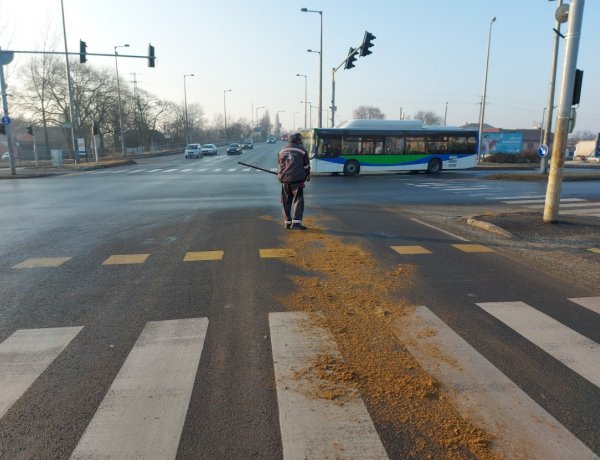 Ideiglenesen lezárták a Debreceni út egy szakaszát, nagy mennyiségű olaj folyt a területre