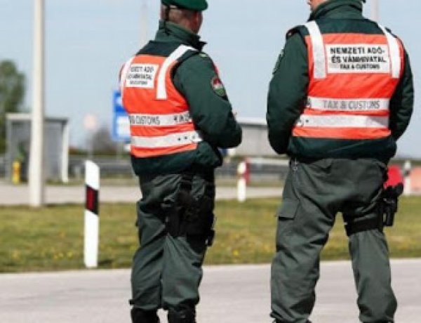 Másfél milliárd forint értékű cigarettát rejtegetett a műszaki hibával trükköző sofőr