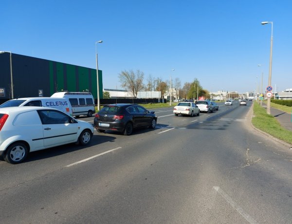 Ráfutásos baleset történt a 41-es bevezető szakaszán, négy autó ütközött össze
