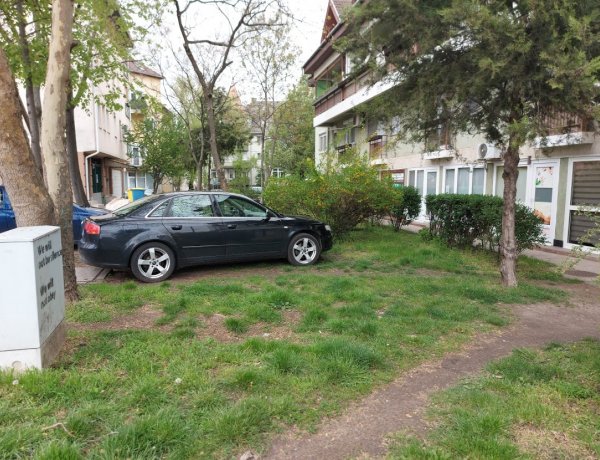 Gyakori szabálytalanság, hogy zöldfelületen parkolnak az autók a város több pontján