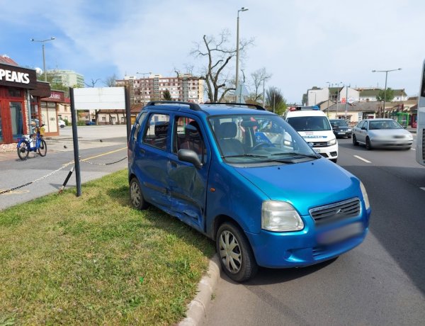 Két személyautó ütközött a Búza utca és a Rákóczi utca kereszteződésében