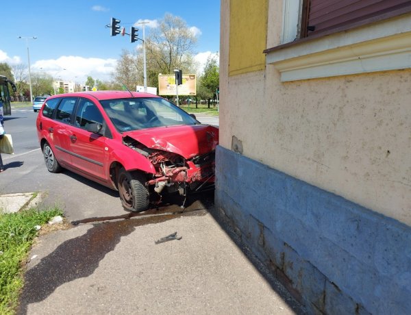 Táblákat és kerítést is kidöntött a Tokaji útnál karambolozó két autó