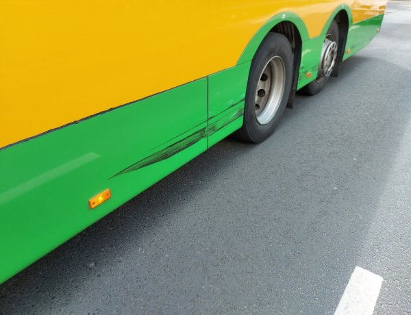 Autóbusz és személyautó ütközött a Korányi Frigyes utcán             