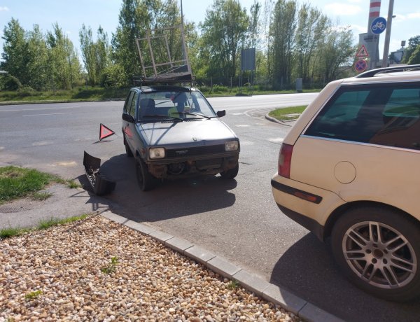 Két kanyarodó jármű ütközött a Bethlen Gábor és a Moszkva utca kereszteződésében