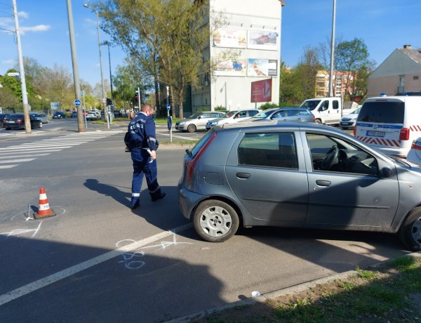 Kerékpárost gázolt egy autós a Szent István utcán, a Kert utcai csomópontban
