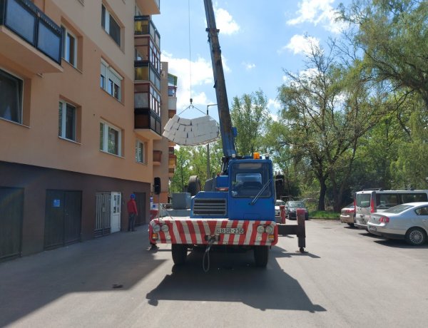 Az Árpád utcán egy társasház tetőszigetelését végzik, váltakozó irányban közlekedhetnek