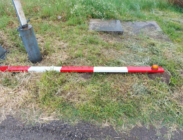 Ismeretlen jármű rongált meg egy sorompót a Bogyó utcán, majd elhajtott
