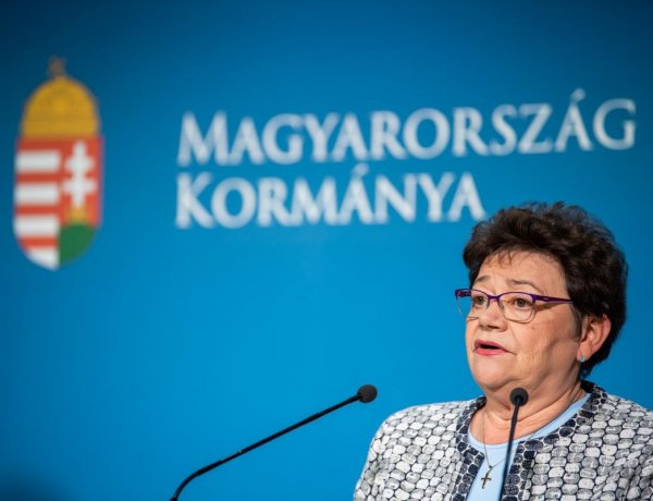 Országos tisztifőorvos: újabb lépéseket tehetünk a régi életünk felé