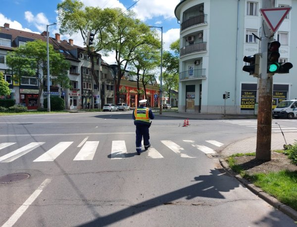 Két személygépkocsi koccant a Luther utcánál                