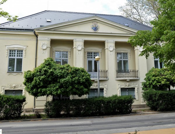 Különleges gyűjtemény – Veterán autókat láthat a közönség a Kállay-házban augusztusban