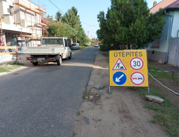 Forgalomkorlátozás mellett megkezdődött az útfelmarás a Rigó és a Gém utcán