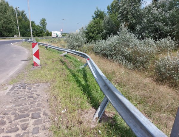 Szalagkorlátnak ütközött egy személyautó a 403-as elkerülő úton