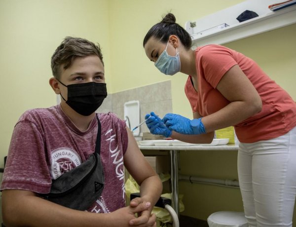 Ennyi diákot regisztráltak eddig a szülők iskolai oltásra   