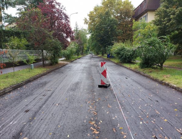 Figyelem! – Aszfaltozási munkálatokat végeznek kedden a Gádor Béla utcán