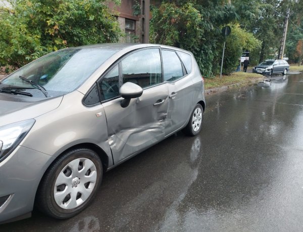 Szombaton reggel a Kállói úton két autó karambolozott           