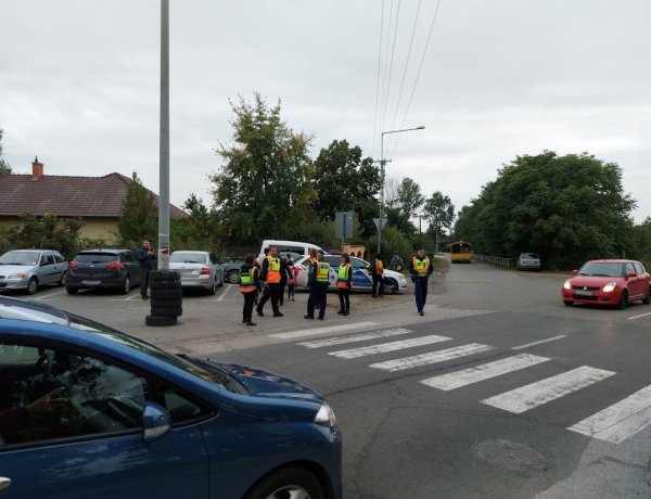 Rendszeresen segítik a gyermekek közlekedését Rozsrétszőlőn a rendőrök és a polgárőrök 