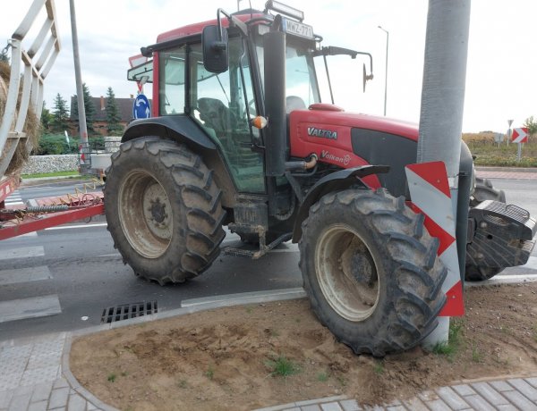 Oszlopnak ütközött egy traktor az új napkori körforgalomnál, jelentős az anyagi kár