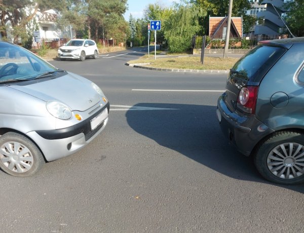 Tolatott egy autó a Korányi Frigyes utcán, amikor nekiment a mögötte haladónak