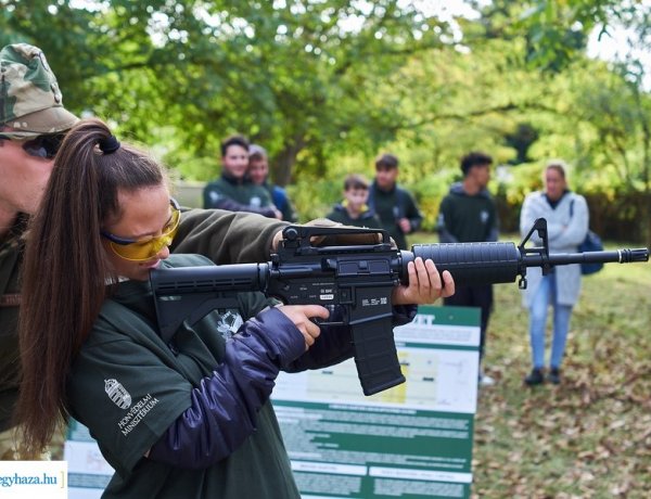 Haditorna: kiderült, hogy a lányok is vonzódnak a puskákhoz!