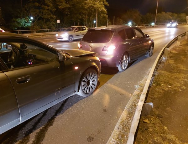 Baleset történt a Debreceni úti felüljáró tövében, jelentős anyagi kár keletkezett
