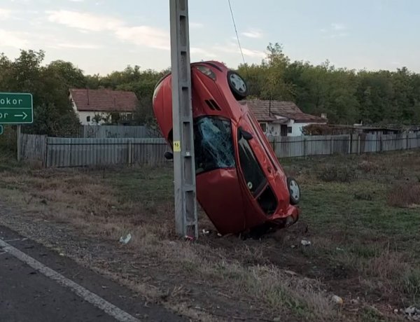 Lesodródott az útról, jelzőoszlopnak és villanyoszlopnak ütközött egy jármű Vargabokornál