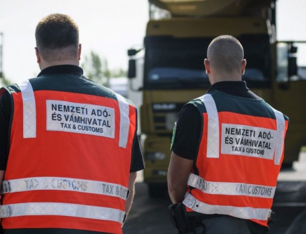 Ráfutásos balesetnél nyújtottak segítséget a pénzügyőrök                   