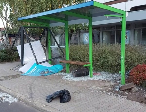Nekisodródott és összetörte a buszmegállót az Országzászló téren egy jármű
