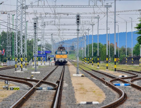Változik a vonatok és a buszok menetrendje a hosszú hétvégén